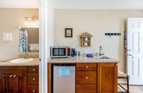 Depoe Bay Cabin | Dog friendly ocean view cabin with fireplace kitchenette deck and beach access