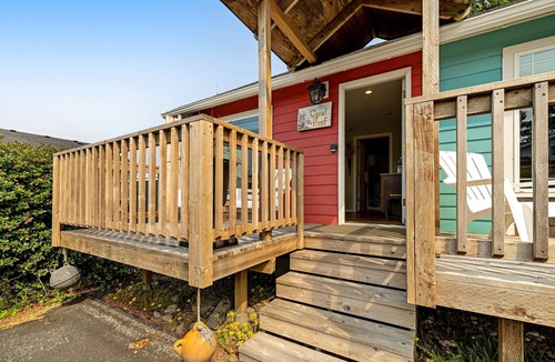 Depoe Bay Cabin | Dog friendly ocean view cabin with fireplace kitchenette deck and beach access