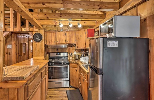 Hickory Hills Cabin | Dog-Friendly Poconos Cabin ~ 15 Mi to Skiing!