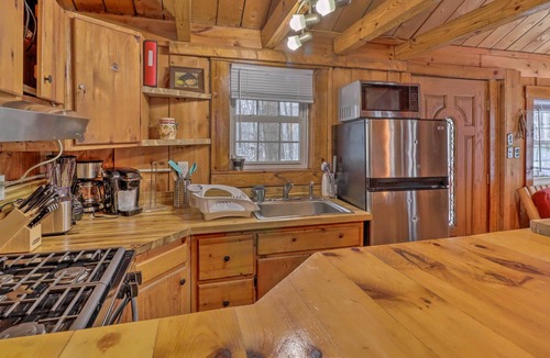 Hickory Hills Cabin | Dog-Friendly Poconos Cabin ~ 15 Mi to Skiing!