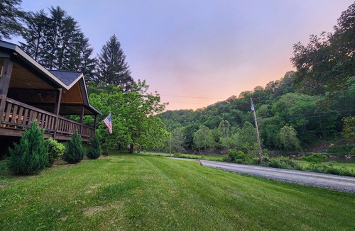 Crumpler Cottage | Dog-Friendly Riverfront Cabin!