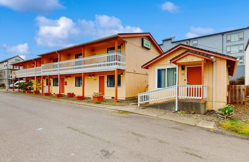 Rockaway Beach House | Dog Friendly Room with Kitchen Located Near the Beach and Downtown