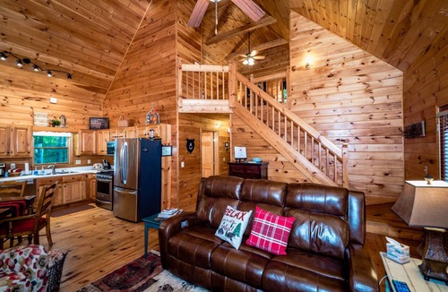 Walnut Mountain Cabin | Dog Friendly, Secluded Log Cabin, Hot-Tub, Fireplace, Fire Pit, Game Rm, King Bd