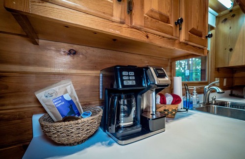 Walnut Mountain Cabin | Dog Friendly, Secluded Log Cabin, Hot-Tub, Fireplace, Fire Pit, Game Rm, King Bd
