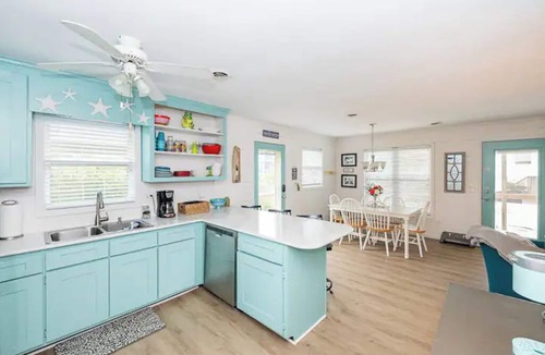 Long Beach Cottage | DOG FRIENDLY - Second Row .Ruff Life beach cottage.