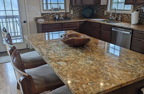 Front Royal Cabin | Dog Friendly Skyline Drive Retreat: 3 King Suites, Views & Firepit! 1pm checkout