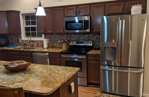 Front Royal Cabin | Dog Friendly Skyline Drive Retreat: 3 King Suites, Views & Firepit! 1pm checkout