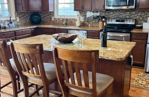 Front Royal Cabin | Dog Friendly Skyline Drive Retreat: 3 King Suites, Views & Firepit! 1pm checkout