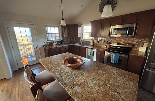 Front Royal Cabin | Dog Friendly Skyline Drive Retreat: 3 King Suites, Views & Firepit! 1pm checkout