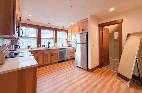 Newberg Apartment | Dog-Friendly, Sophisticated, & Chic Designer Suite
