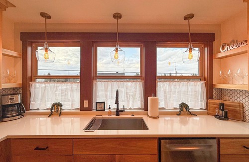 Newberg Apartment | Dog-Friendly, Sophisticated, & Chic Designer Suite