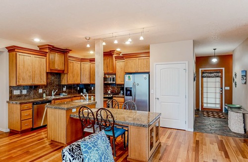 Agate Beach Cottage | Dog-friendly sound-front cottage with fireplace, deck, lawn, beach access, & W/D