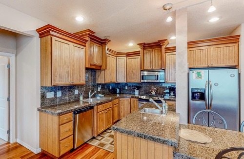 Agate Beach Cottage | Dog-friendly sound-front cottage with fireplace, deck, lawn, beach access, & W/D