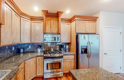 Agate Beach Cottage | Dog-friendly sound-front cottage with fireplace, deck, lawn, beach access, & W/D