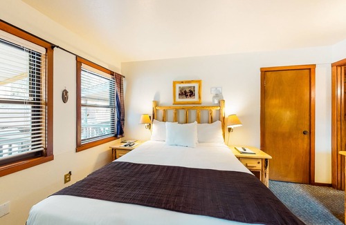 Tahoe Vista Condo | Dog-friendly studio w/ pool, Ping-Pong & dock - walk to private lakefront beach!