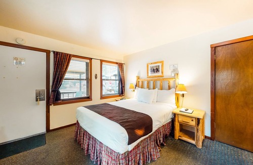 Tahoe Vista Condo | Dog-friendly studio w/ pool, Ping-Pong & dock - walk to private lakefront beach!