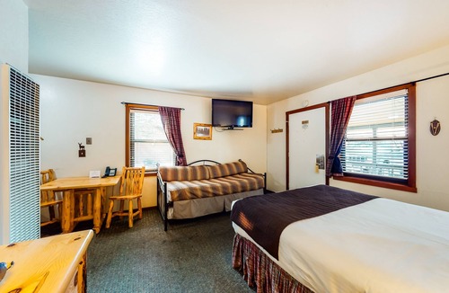 Tahoe Vista Condo | Dog-friendly studio w/ pool, Ping-Pong & dock - walk to private lakefront beach!