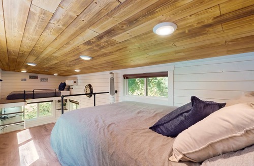 Mirrormont Apartment | Dog-friendly tiny home with a patio, full kitchen, & TV