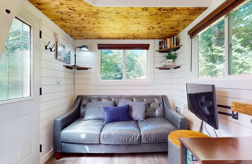 Mirrormont Apartment | Dog-friendly tiny home with a patio, full kitchen, & TV