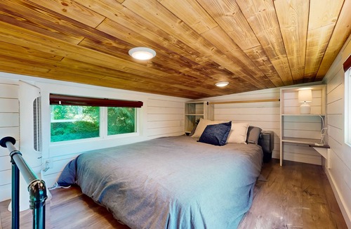 Mirrormont Apartment | Dog-friendly tiny home with a patio, full kitchen, & TV