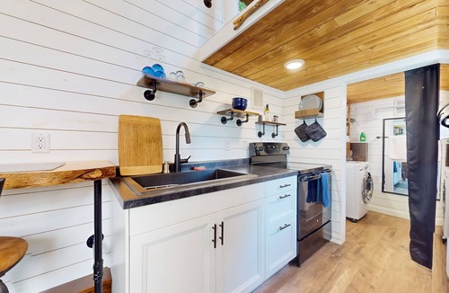 Mirrormont Apartment | Dog-friendly tiny home with a patio, full kitchen, & TV