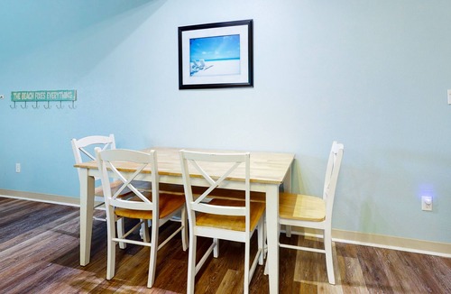Corpus Christi House | Dog-Friendly Townhouse w/ Shared Pool, High-Speed WiFi, and Central AC!