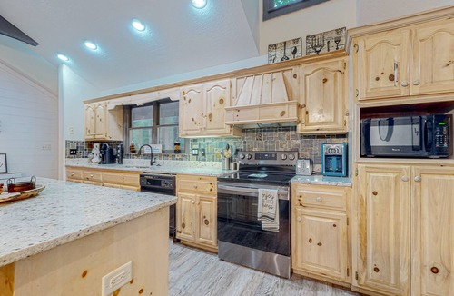 Young Harris Cabin | Dog Friendly waterfront cabin with, fireplace, pool table, grill & firepit