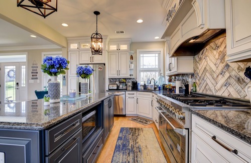 Louisa House | Dog friendly waterfront home restaurant boat rentals arcade putt putt ice cream