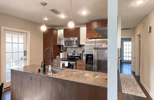 Dixieland House | Dog-Friendly Yard! Walkable Dixieland District Gem