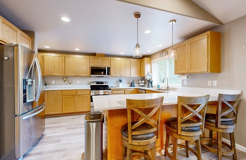 Central Oregon House | Dog-Friendly: Your Comfortable Eugene Getaway Awaits