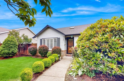 Central Oregon House | Dog-Friendly: Your Comfortable Eugene Getaway Awaits