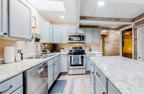 Flat Hollow Marina House | Dog Welcome Waterfront Home Sleeps 12 Firepit