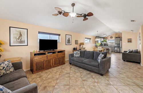 Leeward Sands House | Dogs, Boat Parking, Beach Access | Sunflower Hello