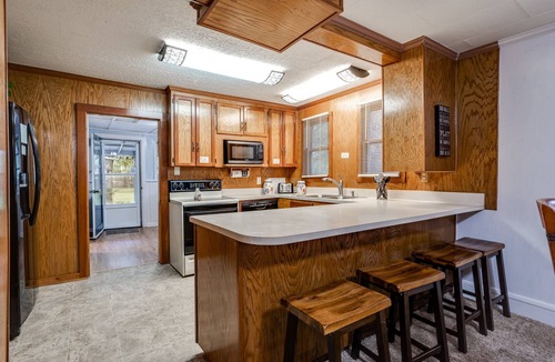 Lakeside House | Dogs Give us 5 Stars! 3BR, Fenced, Rustic Escape