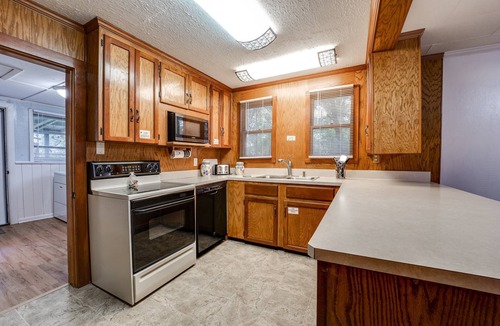 Lakeside House | Dogs Give us 5 Stars! 3BR, Fenced, Rustic Escape