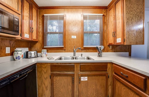 Lakeside House | Dogs Give us 5 Stars! 3BR, Fenced, Rustic Escape