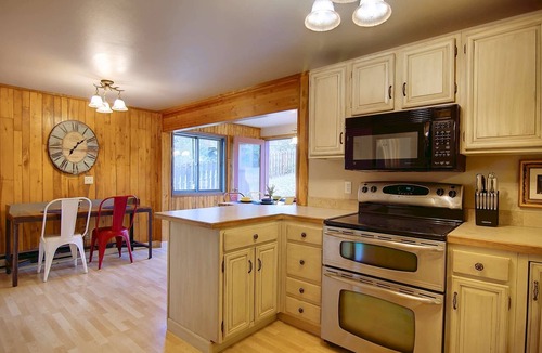 Steamboat Springs House | Dogs OK-AC-Private Hot Tub-Steps to Free Town/Mtn Bus/Whistler Park+Garage-W/D-Grill-Big Fenced Yard
