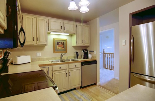 Steamboat Springs House | Dogs OK-AC-Private Hot Tub-Steps to Free Town/Mtn Bus/Whistler Park+Garage-W/D-Grill-Big Fenced Yard