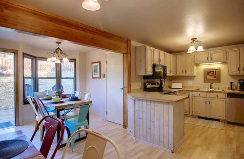 Steamboat Springs House | Dogs OK-AC-Private Hot Tub-Steps to Free Town/Mtn Bus/Whistler Park+Garage-W/D-Grill-Big Fenced Yard