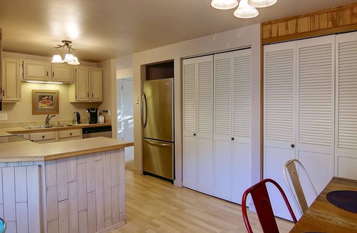 Steamboat Springs House | Dogs OK-AC-Private Hot Tub-Steps to Free Town/Mtn Bus/Whistler Park+Garage-W/D-Grill-Big Fenced Yard