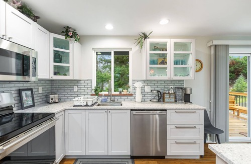 White Center House | Dogs OK | Large Deck | 20 Min to World Cup Games