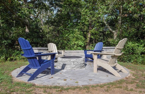 East Harwich House | Dogs welcome, huge yard right next to Rail Trail!