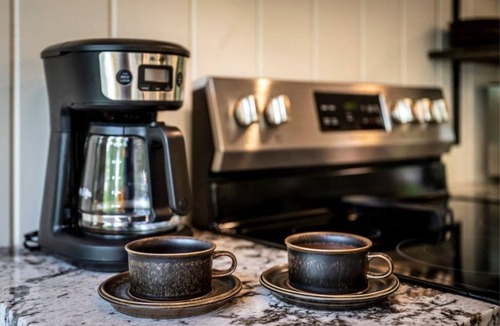 Chalet Village Cabin | Dogwood Cottage: HotTub 2 King Beds DogFriendly
