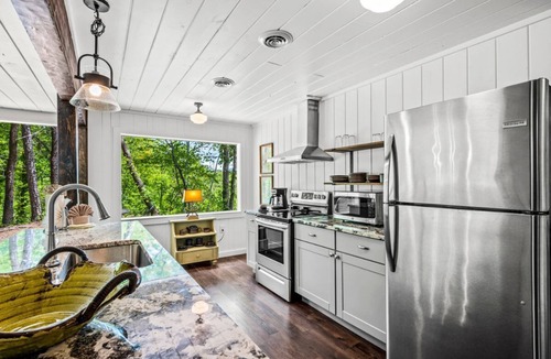 Chalet Village Cabin | Dogwood Cottage: HotTub 2 King Beds DogFriendly