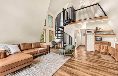 Rogers House | Dogwood Den- Cozy Forest A-Frame Near Bentonville