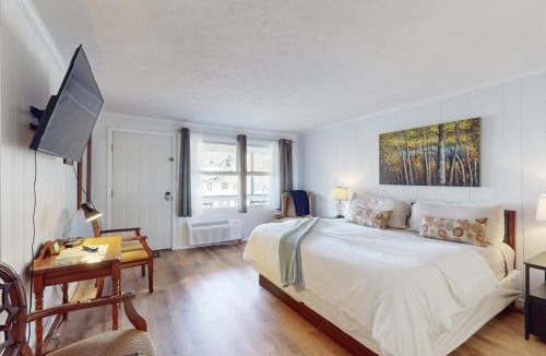 Flat Rock Hotel | Dogwood - Unit 603