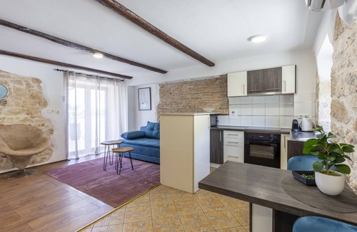 Mugeba Apartment | Dolce Vita Apartment 2 with shared Heated Pool near Poreč