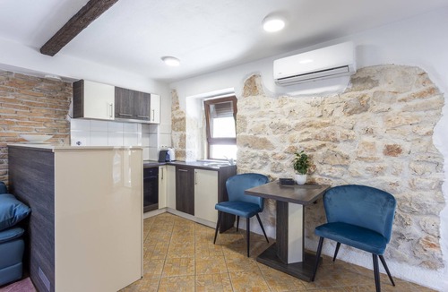 Mugeba Apartment | Dolce Vita Apartment 2 with shared Heated Pool near Poreč