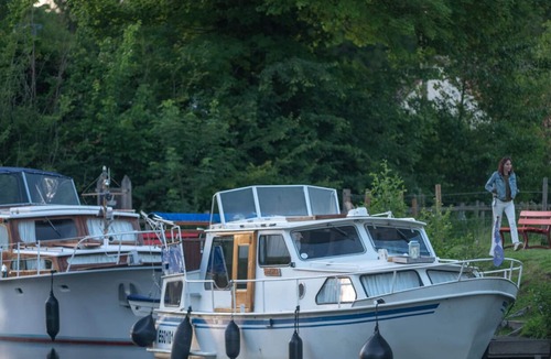 Eaucourt-sur-Somme Boat Rental | Dolfyn nuit sur l'eau en duo