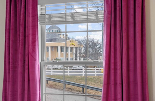 Branson Theater District House | Dolly's House! In the heart of Branson!